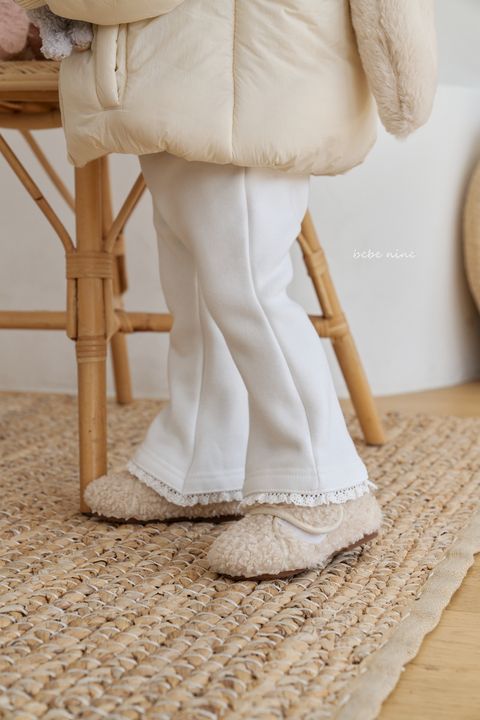 2_프릴기모나팔팬츠_모델컷1