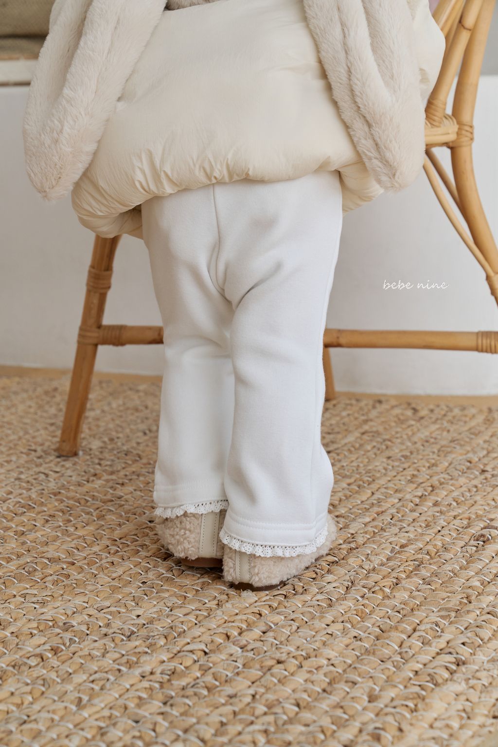 2_프릴기모나팔팬츠_모델컷3