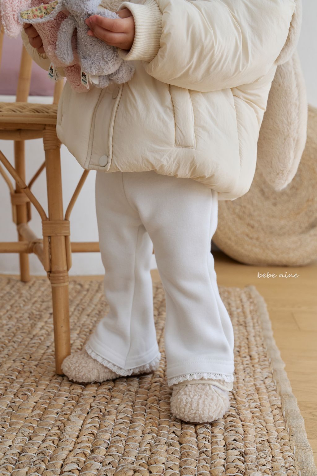 2_프릴기모나팔팬츠_모델컷2