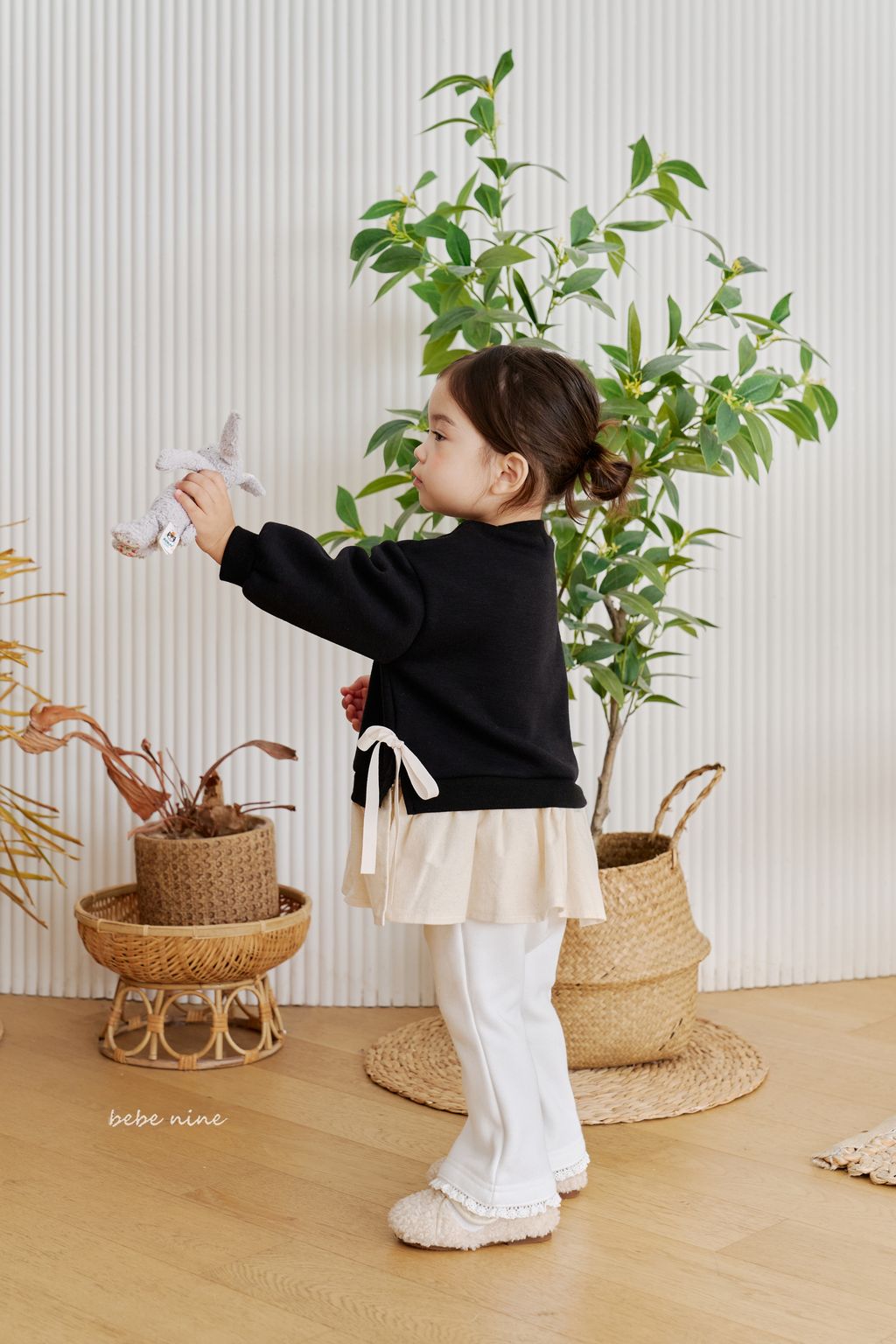 2_프릴기모나팔팬츠_모델컷11