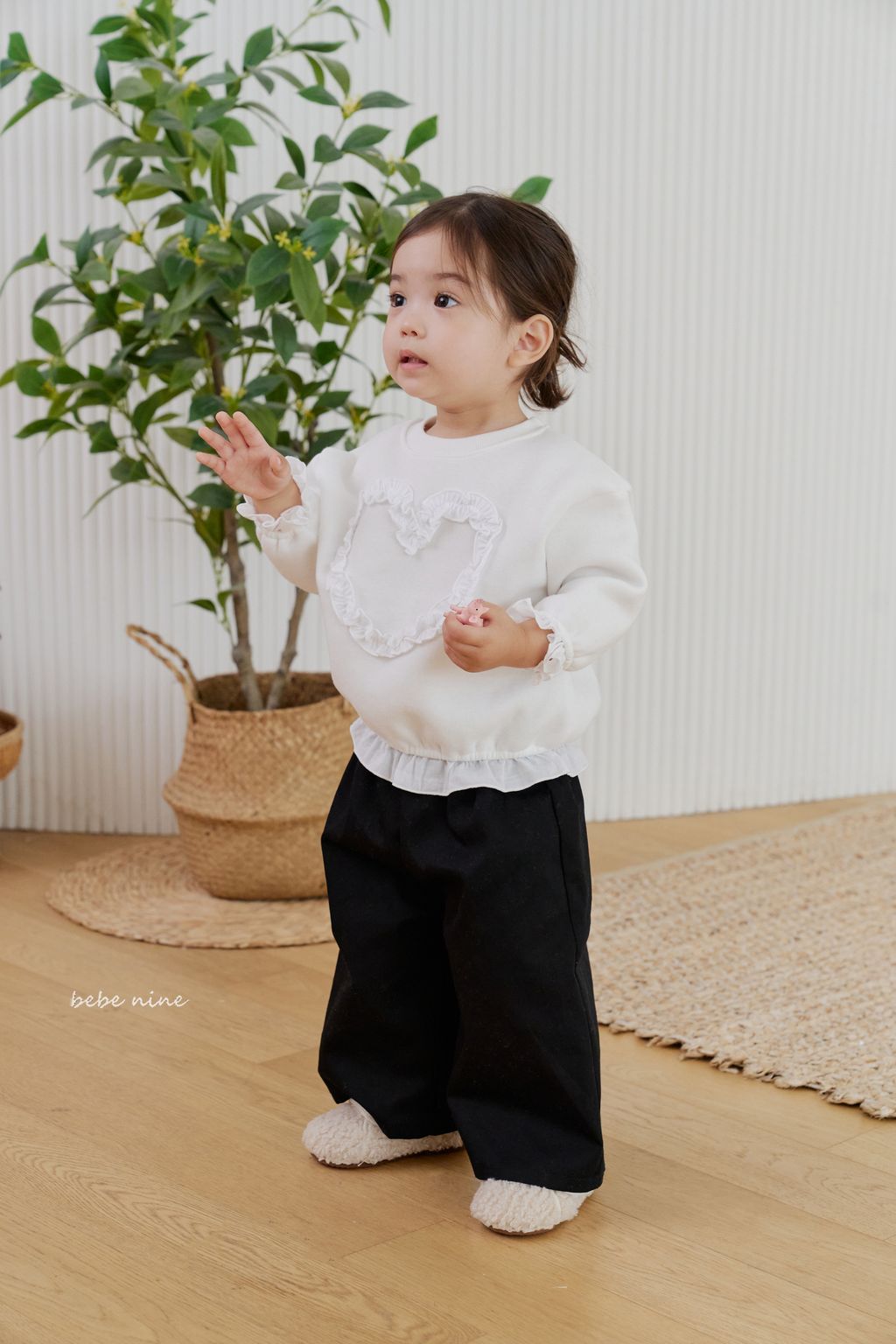 2_하트프릴맨투맨_모델컷2