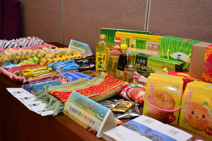 ▲交通部觀光署東北角及宜蘭海岸管理處現場提供 halal 點心產品讓業者實際認識了解。 記者-謝旻蒨/攝
