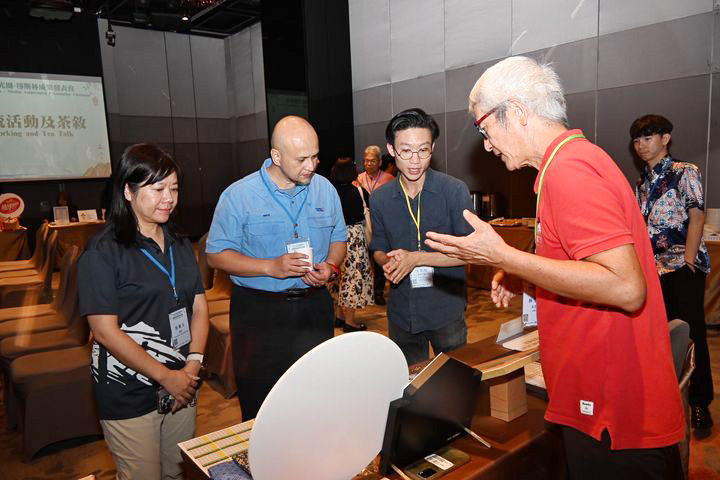 ▲為加強國際交流與合作，現場設置了展示區，展示各業者在建構友善環境上的努力與成果。　記者-謝旻蒨／攝