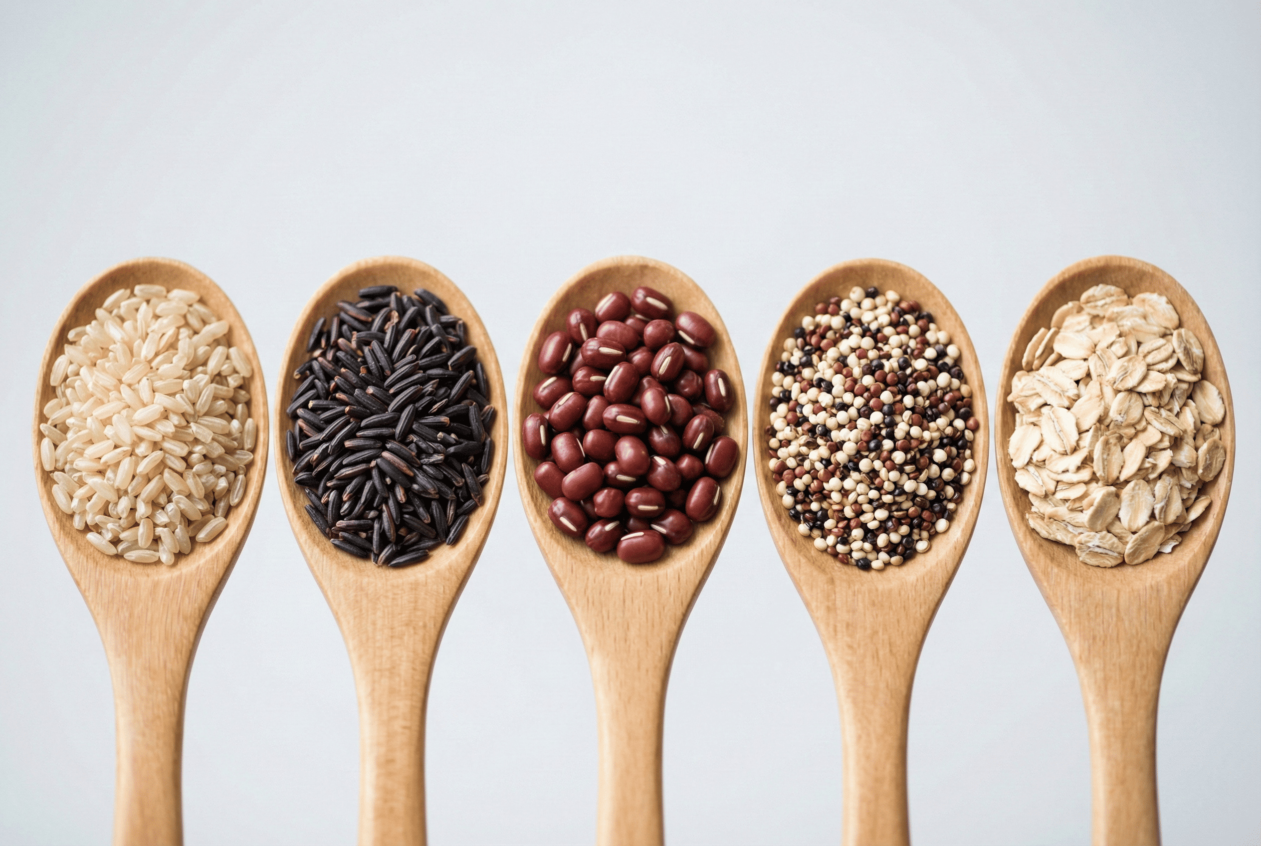 五穀雜糧種類大集合：黑米、紅豆、糙米、燕麥與綠豆的特寫展示