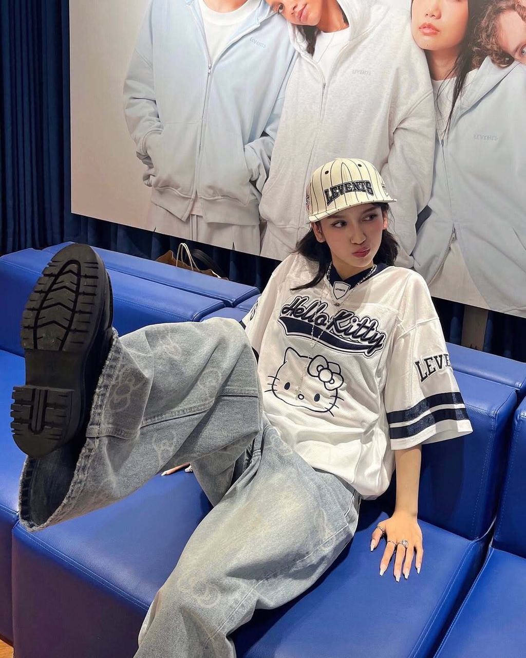 love the mirror   •#levents #leventsxhellokitty #ootd #outfitideas #outfitinspo #outfitoftheday #dailylook
