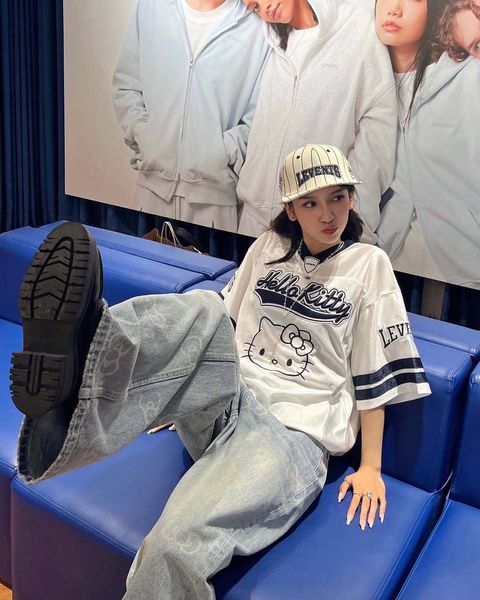 love the mirror   •#levents #leventsxhellokitty #ootd #outfitideas #outfitinspo #outfitoftheday #dailylook