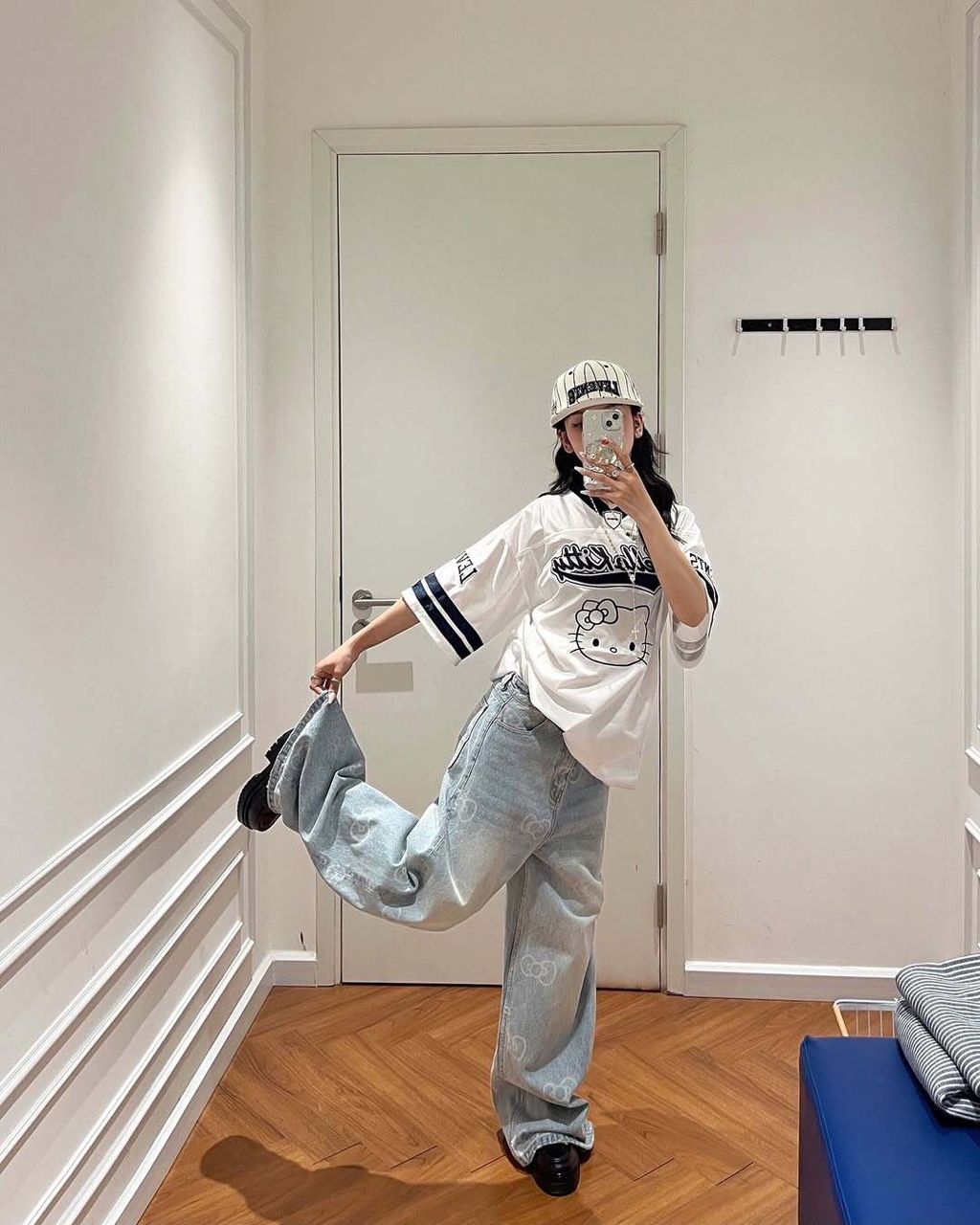 love the mirror   •#levents #leventsxhellokitty #ootd #outfitideas #outfitinspo #outfitoftheday #dailylook (1)