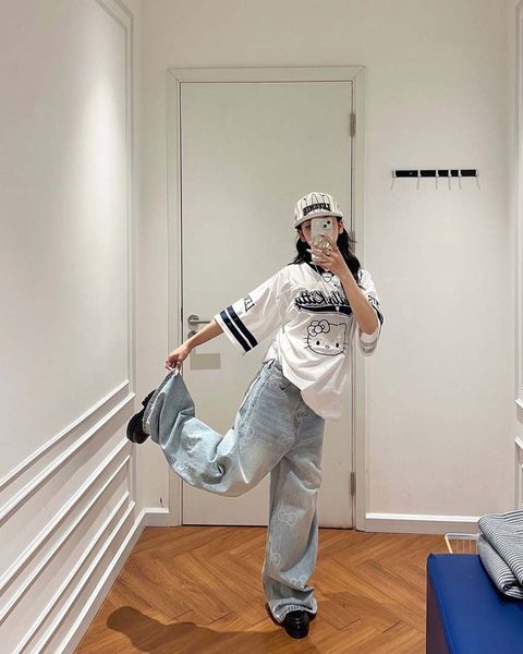 love the mirror   •#levents #leventsxhellokitty #ootd #outfitideas #outfitinspo #outfitoftheday #dailylook (1)