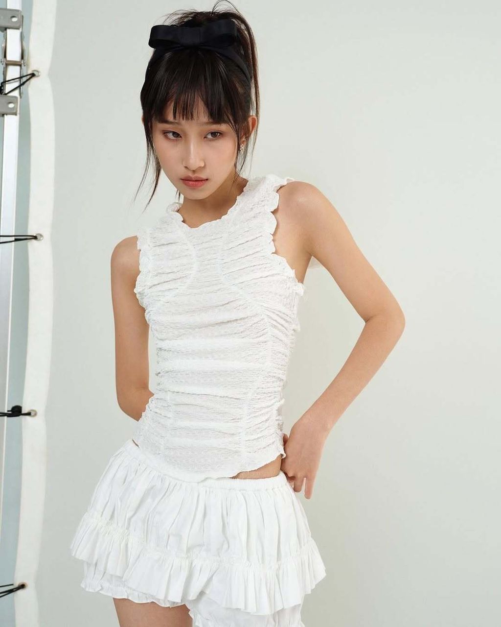 𝗟𝗼𝗼𝗸 𝟯𝗞𝘆𝗼𝗸𝗼 𝗔𝗻𝗴𝗲𝗹 𝗧𝗼𝗽Chất liệu Ruffle Muslin mềm mại kết hợp với thiết kế tank top ôm dáng theo đường cơ thể, mang đến sự thoải mái tối ưu và vẻ ngoài tinh tế. Điểm nhấn cánh thiên thần ở sau  (1)