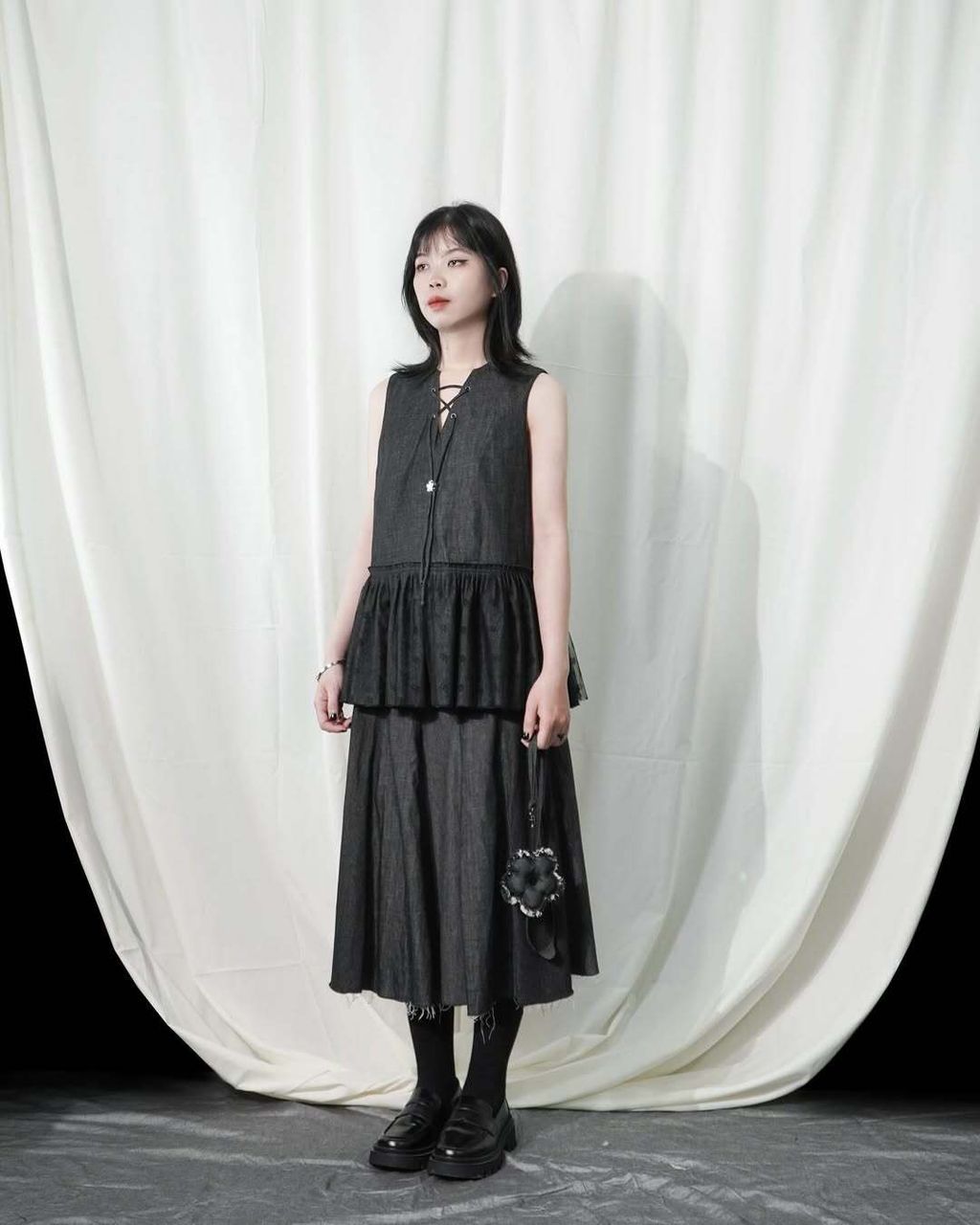 Look 03Áo Em Hoa.Xếp nếp thủ công, vải lưới ép hoa nhung nổi, tạo nên điểm nhìn đầy cuốn hút. Ch (4)