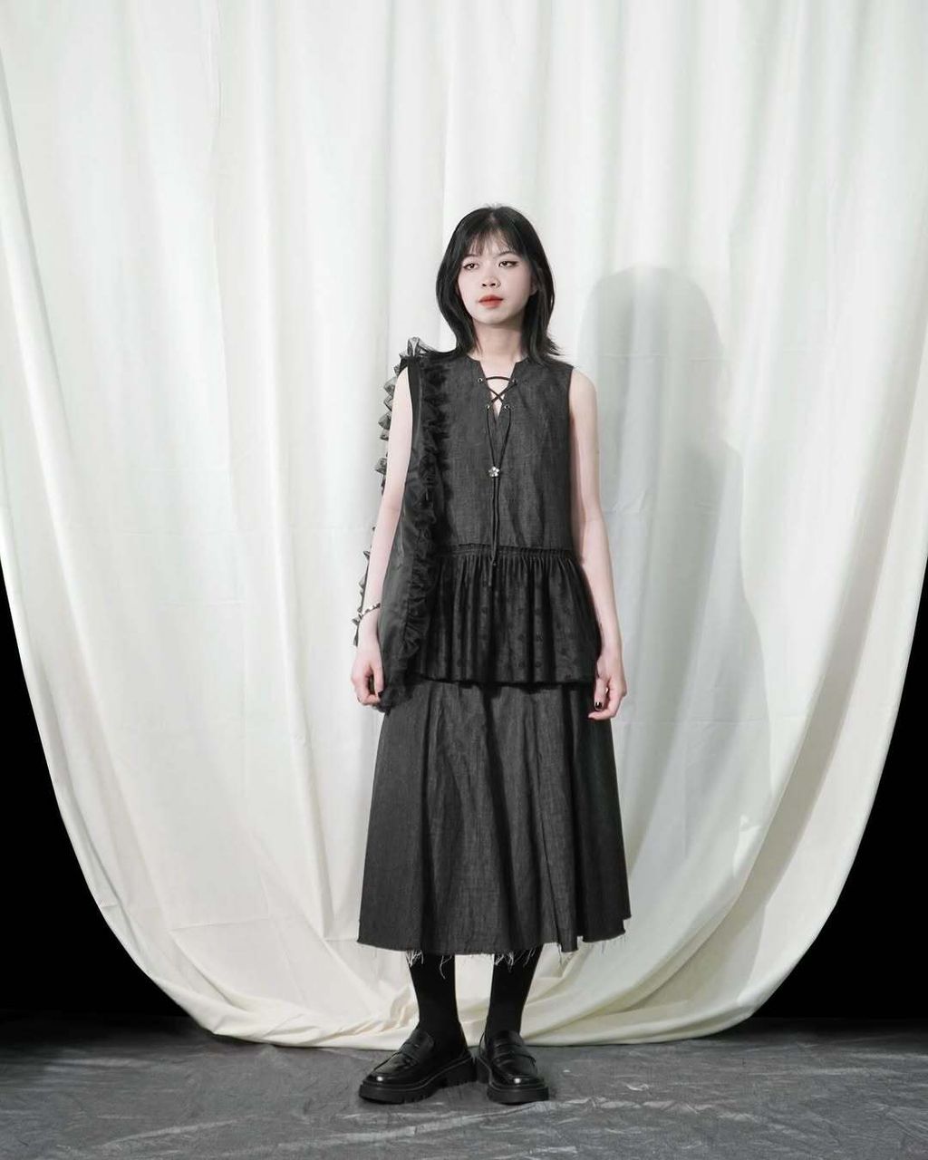 Look 03Áo Em Hoa.Xếp nếp thủ công, vải lưới ép hoa nhung nổi, tạo nên điểm nhìn đầy cuốn hút. Ch