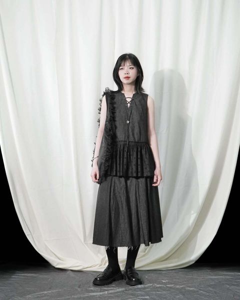 Look 03Áo Em Hoa.Xếp nếp thủ công, vải lưới ép hoa nhung nổi, tạo nên điểm nhìn đầy cuốn hút. Ch