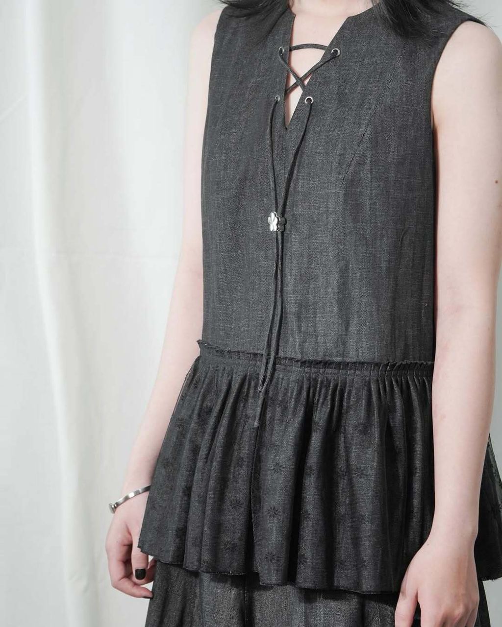 Look 03Áo Em Hoa.Xếp nếp thủ công, vải lưới ép hoa nhung nổi, tạo nên điểm nhìn đầy cuốn hút. Ch (2)