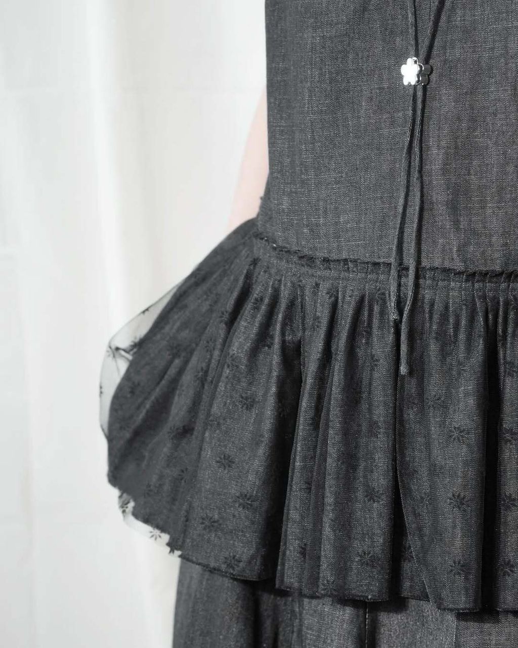 Look 03Áo Em Hoa.Xếp nếp thủ công, vải lưới ép hoa nhung nổi, tạo nên điểm nhìn đầy cuốn hút. Ch (3)