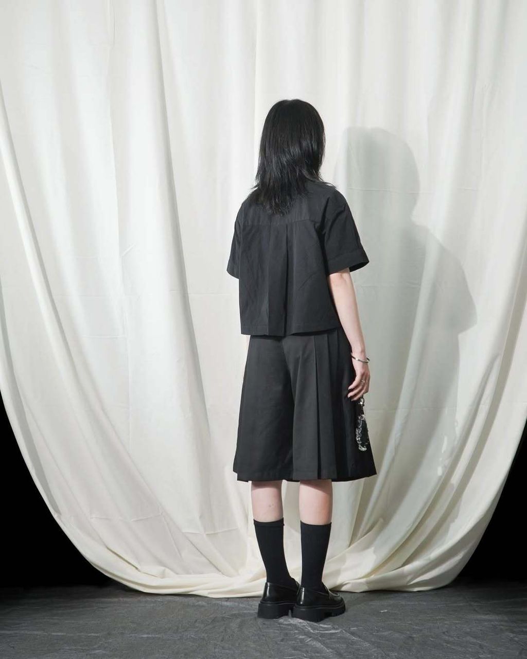 Look 04Quần Mi.Thiết kế tối giản với chi tiết xếp ly được cân chỉnh kỹ lưỡng, mang lại sự thoải  (2)