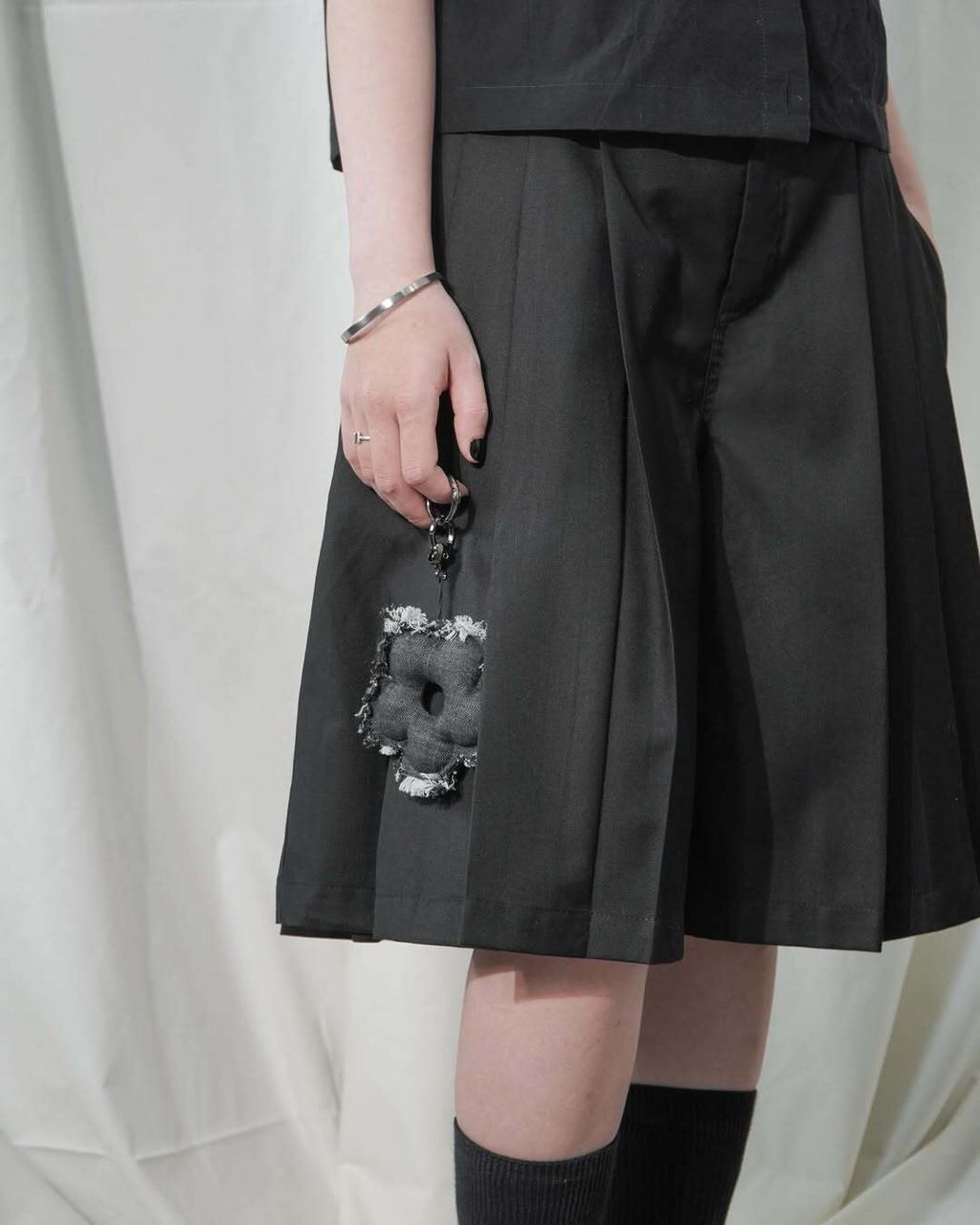 Look 04Quần Mi.Thiết kế tối giản với chi tiết xếp ly được cân chỉnh kỹ lưỡng, mang lại sự thoải 