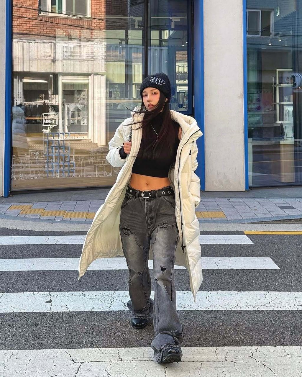 #광고 🚨읏츄츄 롱패딩 필수날씨!!이번 MLB 커브 롱패딩 은 기존 제품보다 길어진 기장과 스트릿무드 연출에 딱인 오버핏 이라 스타일까지 챙길 수 있어요🤫 #MLBKOR