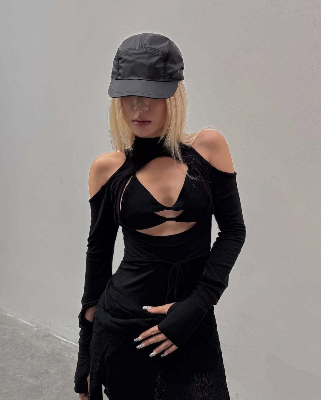 Nylon Scarf Cap• Material- 100% Polyester • Color- Black• Scarf-style ball cap• Flat brim• Panel (3)