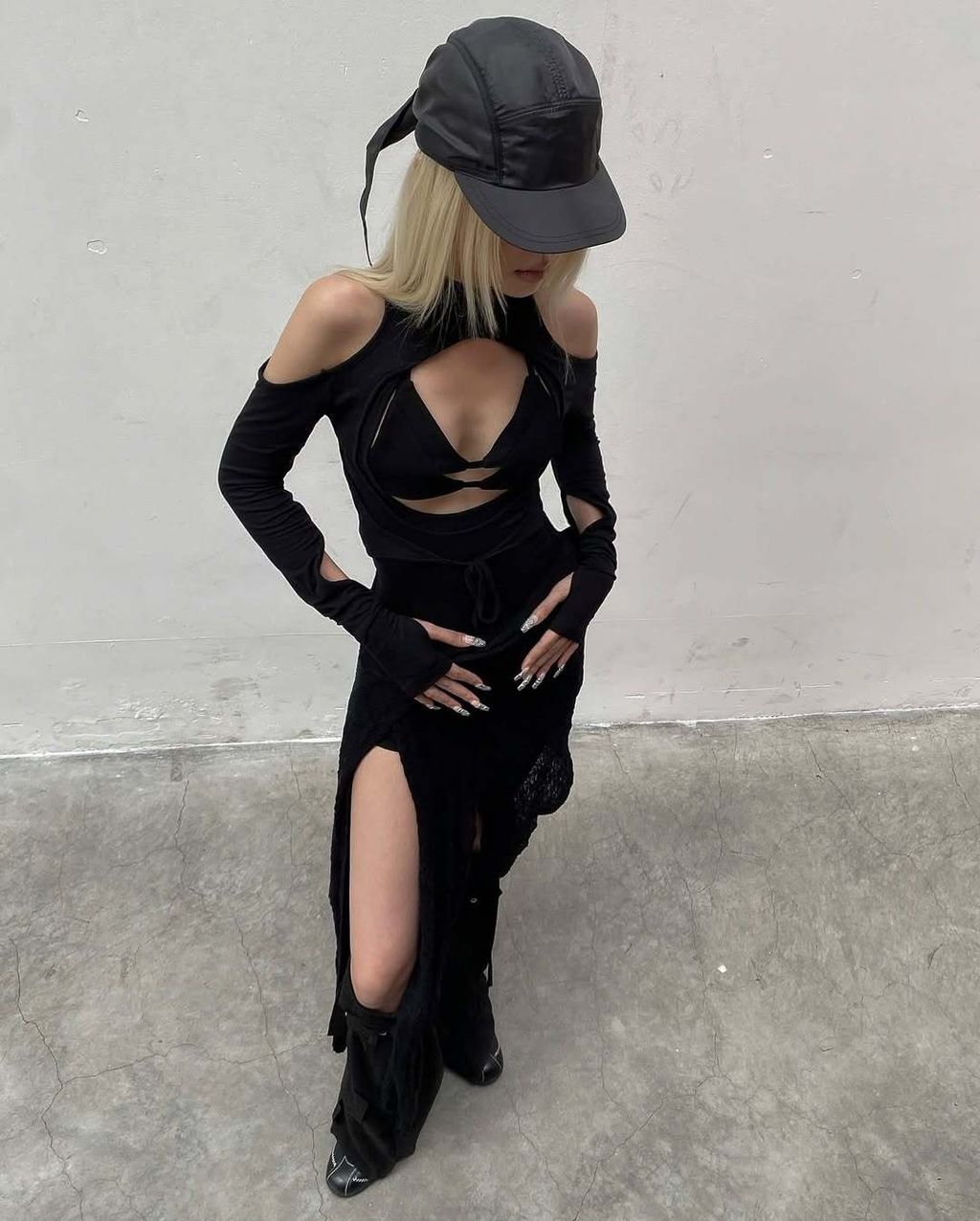 Swirling cut - out long sleeve• Color - Black• Size - 1 - 2• Material - 100% cotton• Can wear bo