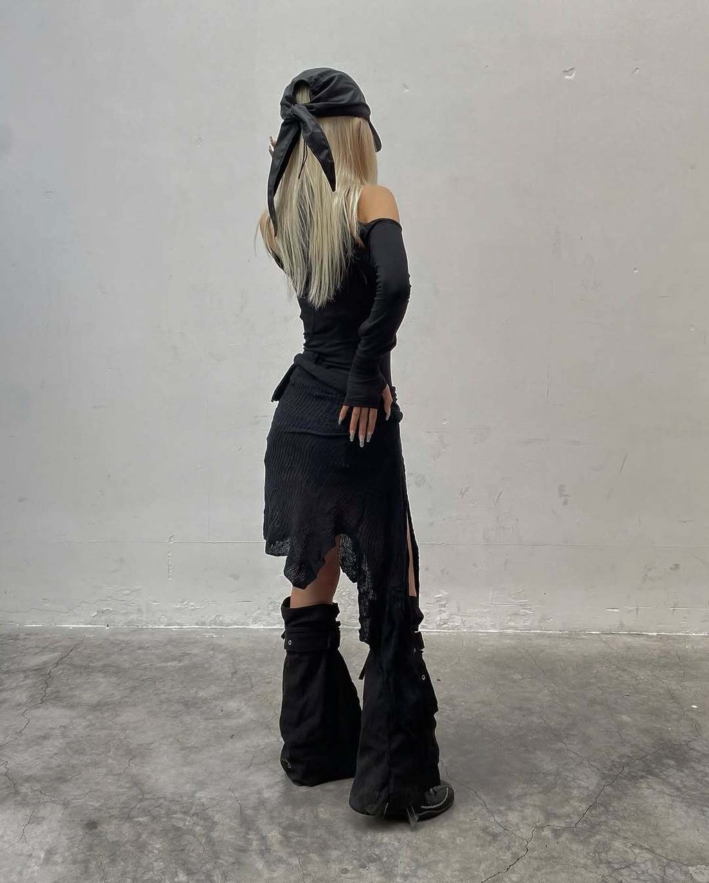 Swirling cut - out long sleeve• Color - Black• Size - 1 - 2• Material - 100% cotton• Can wear bo (2)