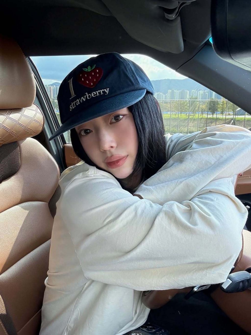 모자 귀여워서 하루종일 기분 좋았던 날.. 진짜 오랜만에 모자 써 봤는데 어때요..🩶 (뉴 네일💅 뉴 맥북🍏등등)