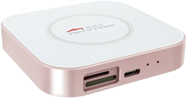 Carcube Pro 斜角,白色面板與玫瑰金邊框,可見 USB 與 Type-C 接孔