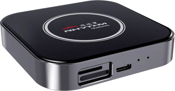 Carcube plus 黑色方形機身、鈦灰邊框,可見 USB 與 Type-C 接孔