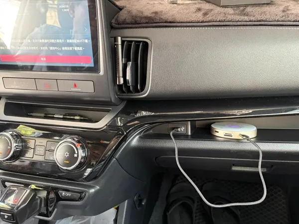 現場安裝好的 Carcube 安卓盒