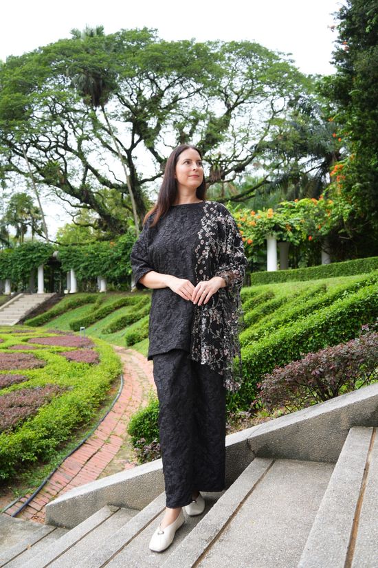 KURUNG SEROJA | HITAM MANIS SELALU