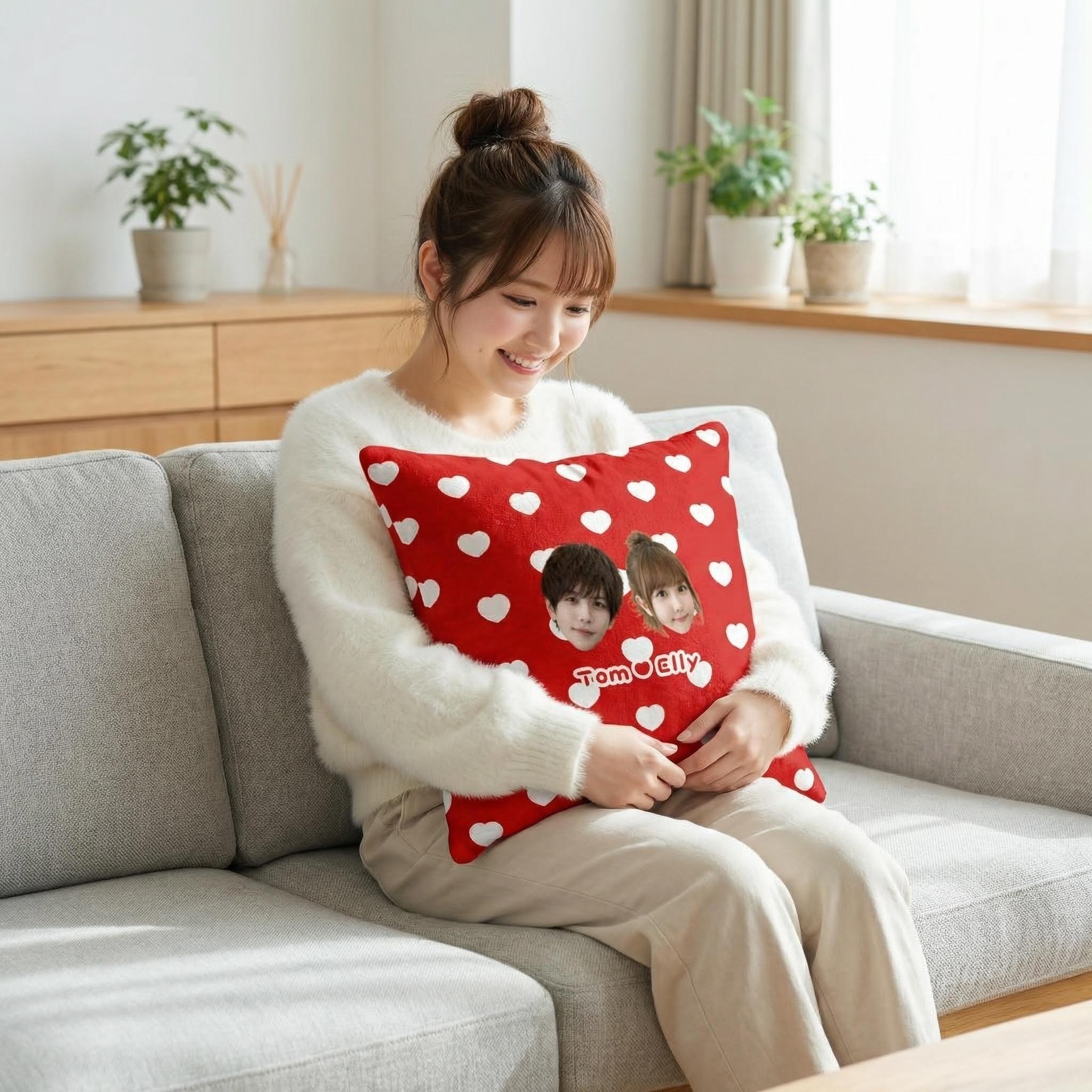 AI商品图套图ChatGPT Image Feb 10, 2026, 06_30_09 PM_人物場景圖：女孩抱枕互動_美图设计室