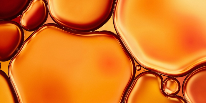 油潤型的保養產品，可以在肌膚表層形成保水膜，鎖住水份不流失