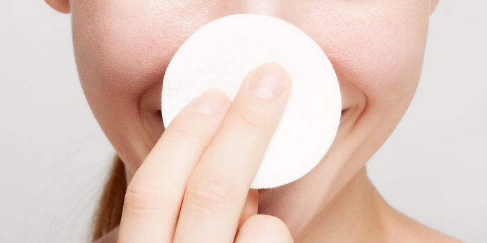 化妝水浸潤化妝棉後可濕敷於臉頰乾燥部位，快速保濕，也可於妝前濕敷，讓化妝水密集滲透加強妝後服貼度