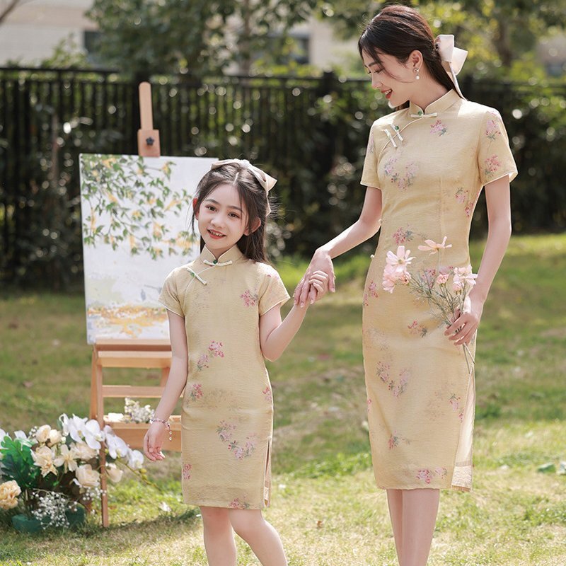 Mother and Daughter Moment, Outdoor Wearing Traditional Dresses Stock Image  - Image of arab, celebratory: 213257885