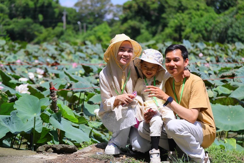 一張含有 服裝, 人員, 戶外, 人的臉孔 的圖片  自動產生的描述