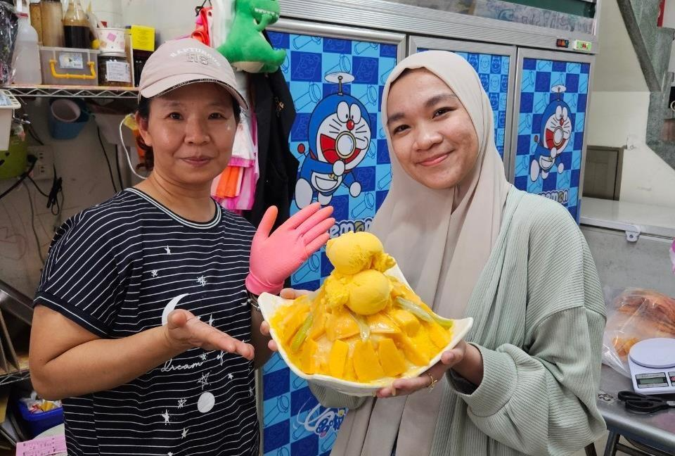 一張含有 服裝, 人員, 人的臉孔, 微笑 的圖片  自動產生的描述