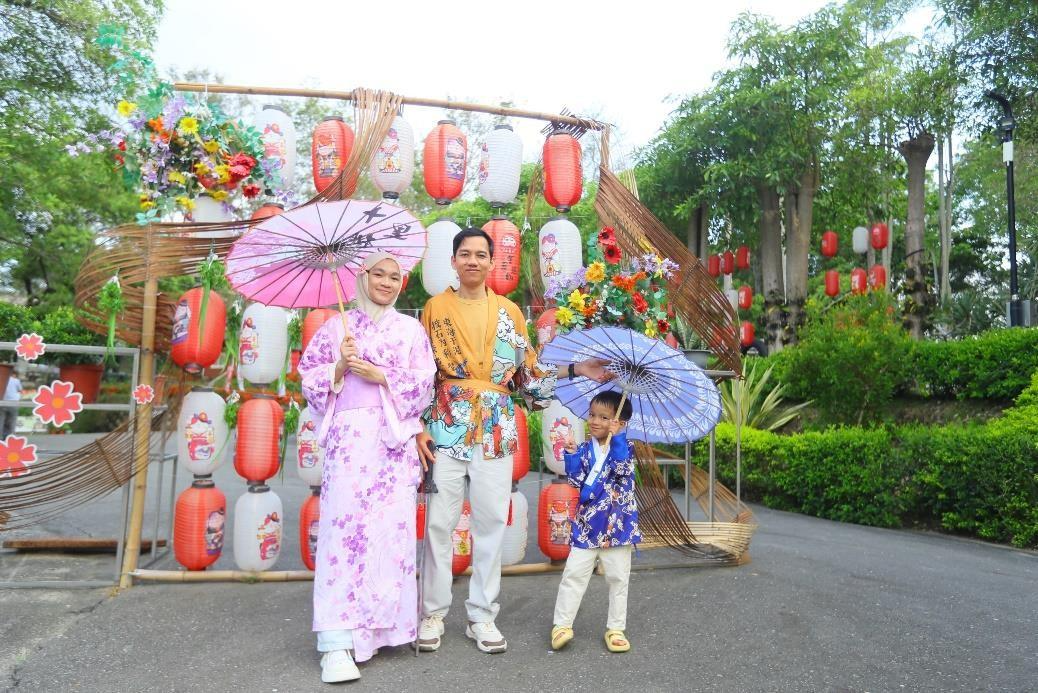 一張含有 戶外, 樹狀, 花, 服裝 的圖片AI 產生的內容可能不正確。