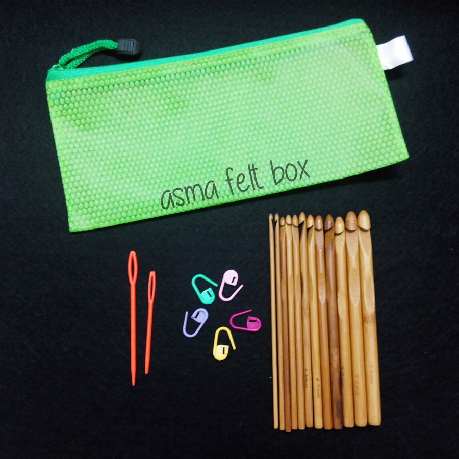 set crochet hook wooden.jpg