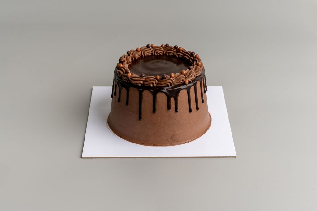 ClassicChocolateCake_WholeCakes_Side_202507