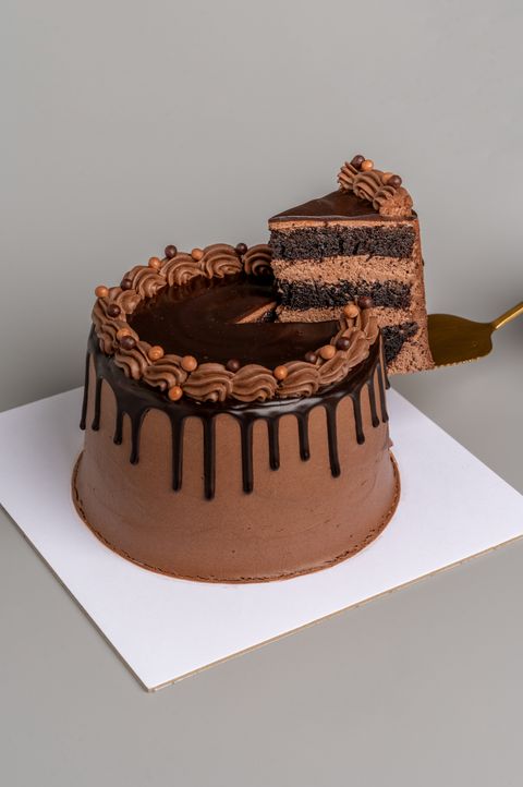 ClassicChocolateCake_WholeCakes_Slice_202507