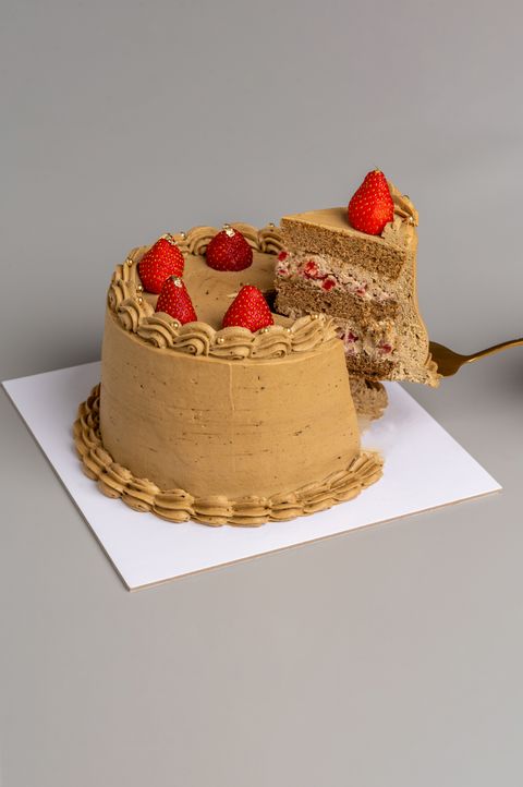 Matcha_HoujichaStrawberryCake_WholeCakes_Slice_202507