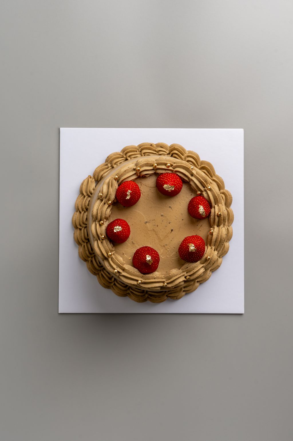 Matcha_HoujichaStrawberryCake_WholeCakes_Top_202507
