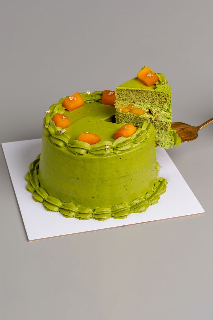 MatchaMangoCake_WholeCakes_Slice_202507