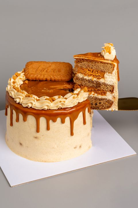 TripleBiscoffCake_WholeCakes_Slice_202507