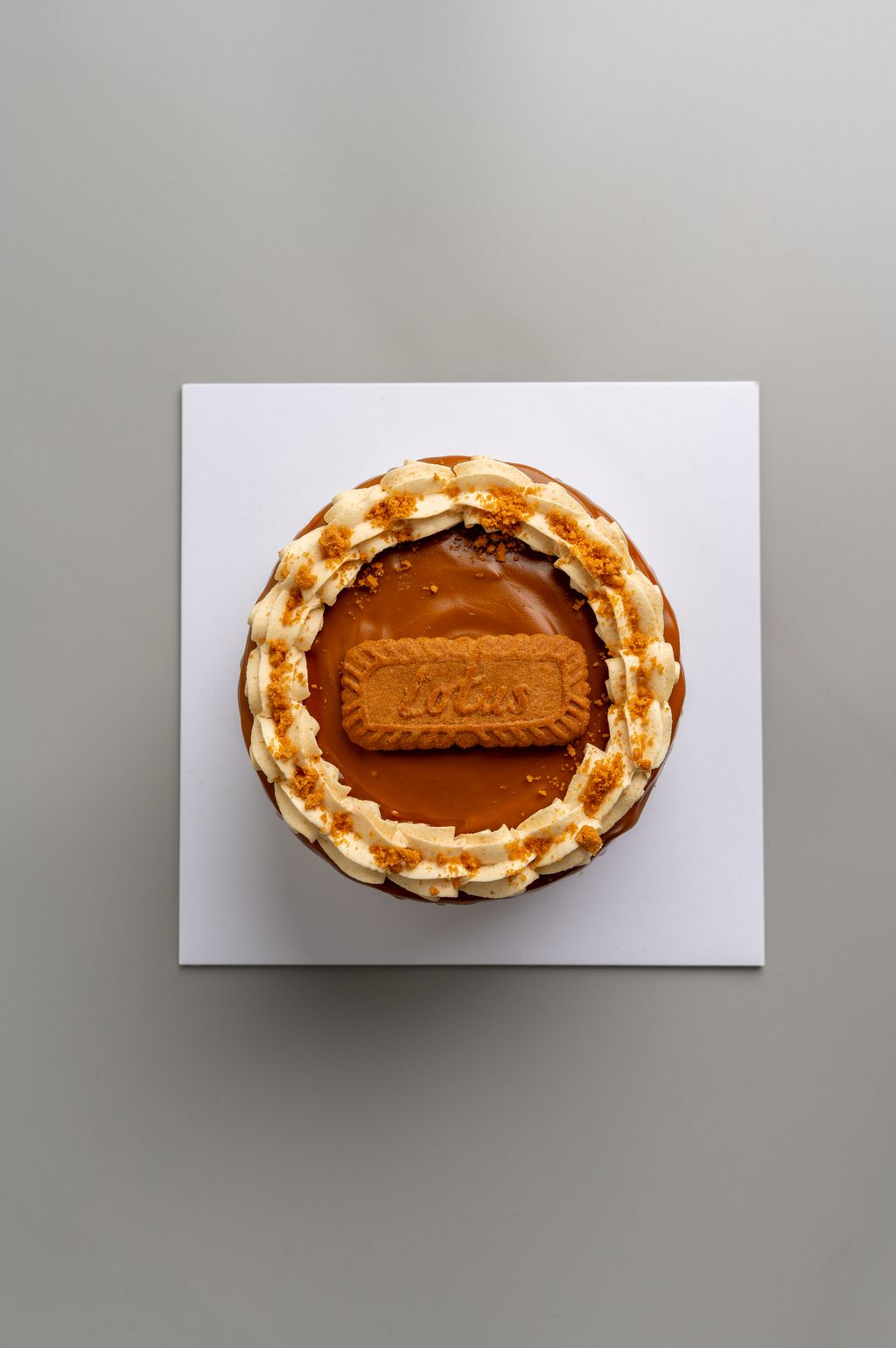 TripleBiscoffCake_WholeCakes_Top_202507