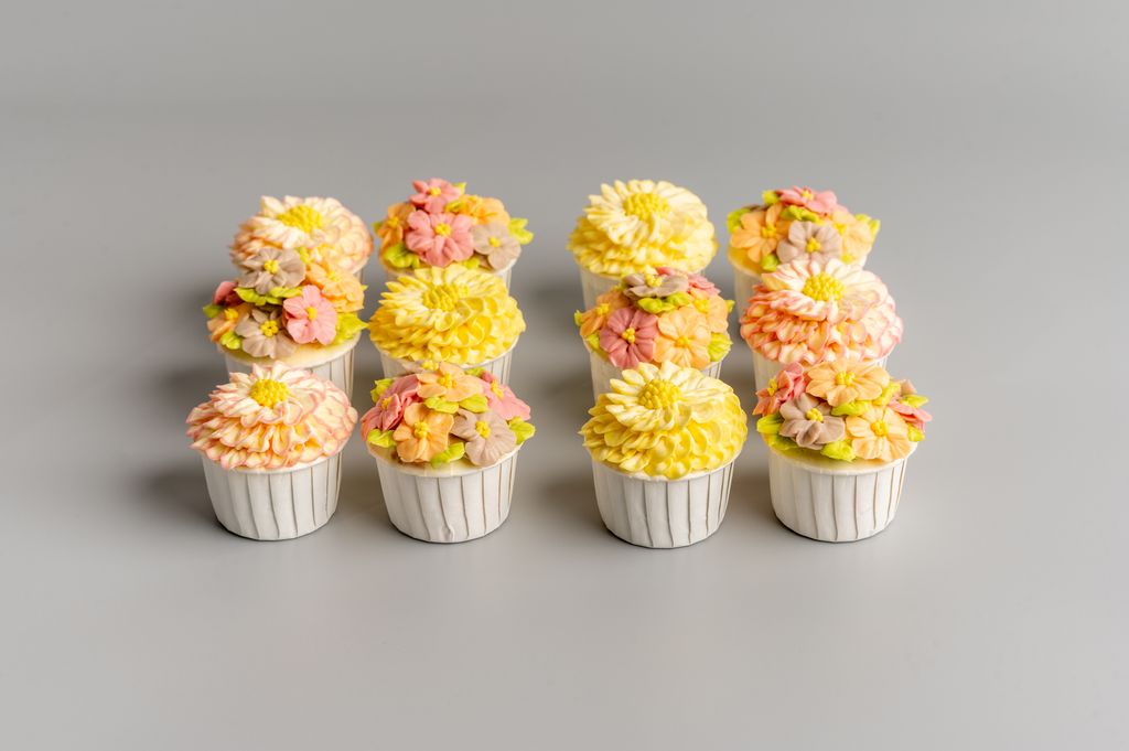 Handpiped_Cupcakes_Side_202507 (2)