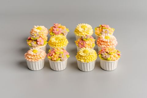 Handpiped_Cupcakes_Side_202507 (2)