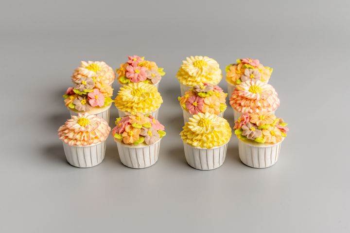 Handpiped_Cupcakes_Side_202507 (2)