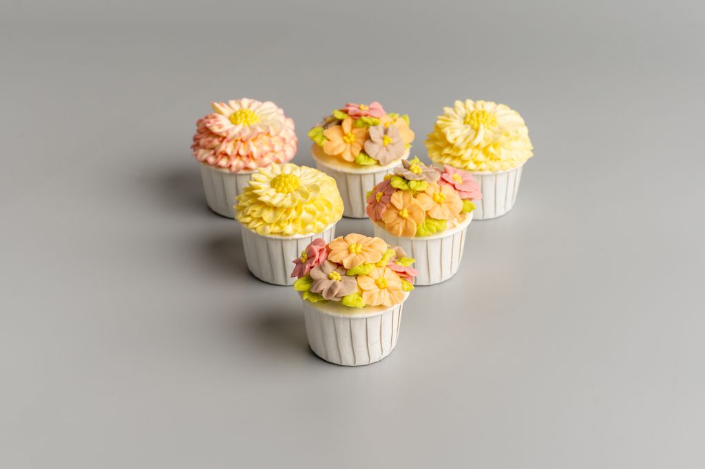 Handpiped_Cupcakes_Side_202507