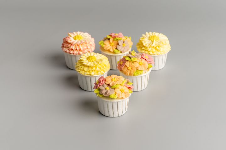 Handpiped_Cupcakes_Side_202507