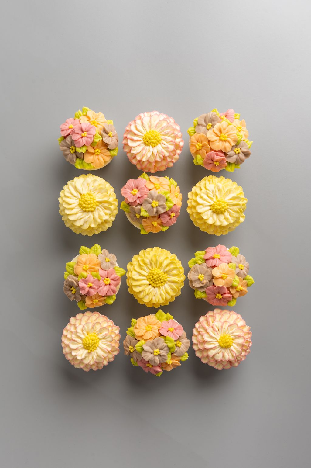 Handpiped_Cupcakes_Top_202507 (2)